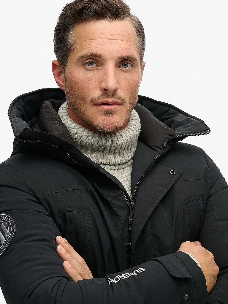 SUPERDRY | Parka CITY PADDED
Marke: SUPERDRY
Farbe: nero
Kategorien: Moda, Uomo

Lunghezza manica: Manica lunga
Materiale: Poliestere / Poliammide
Tipo di colletto: Cappuccio
Motivo: Tinta unita
Vestibilità (capispalla): Ampia
Dettagli: Tasche laterali, Idrorepelle | Nero