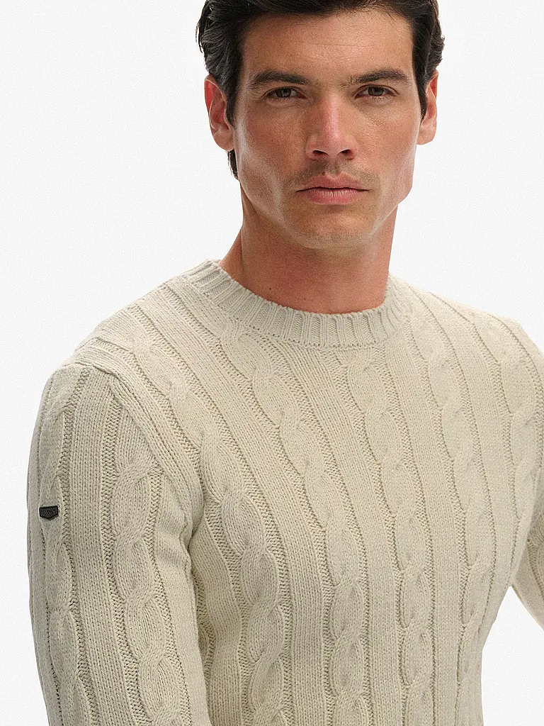 SUPERDRY | Pullover
Marke: SUPERDRY
Farbe: beige
Kategorien: Moda, Uomo

Lunghezza manica: Manica lunga
Scollo: Girocollo
Materiale: Maglia, Lana, Poliacrilico / Acrilico
Motivo: Tinta unita
Dettagli: Logo, Lavorazione a maglia | Beige