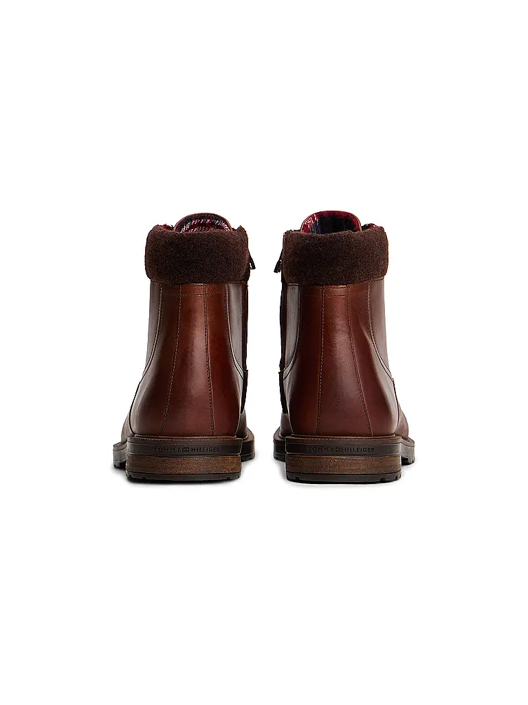 TOMMY HILFIGER | Boots
Marca: TOMMY HILFIGER
Colore: marrone
Categorie: Moda, Uomo
Materiale: Pelle
Motivo: Tinta unita
Stile: Casual
Altezza del tacco: Tacco basso |