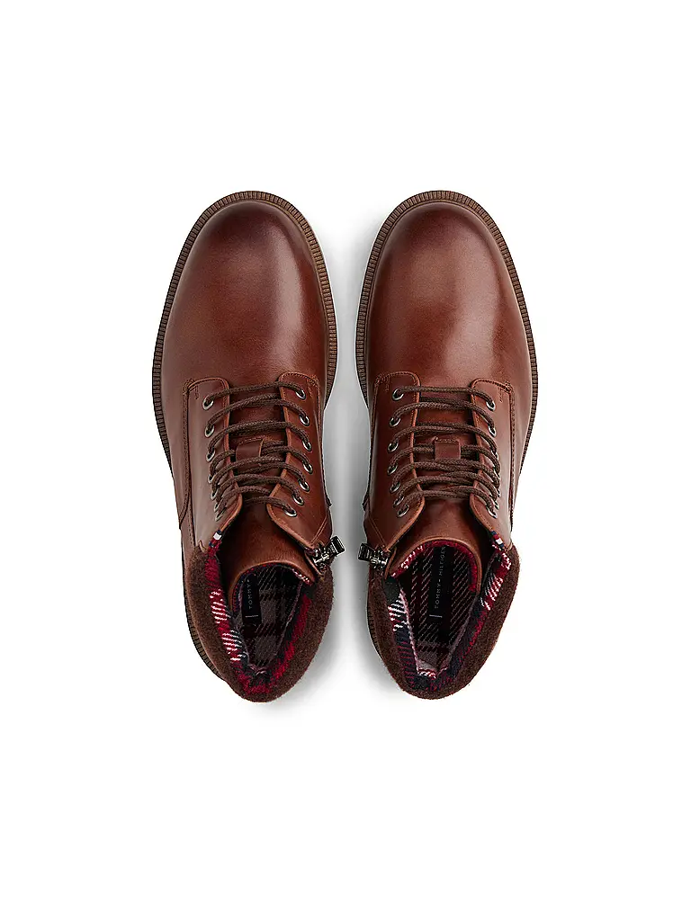 TOMMY HILFIGER | Boots
Marca: TOMMY HILFIGER
Colore: marrone
Categorie: Moda, Uomo
Materiale: Pelle
Motivo: Tinta unita
Stile: Casual
Altezza del tacco: Tacco basso |