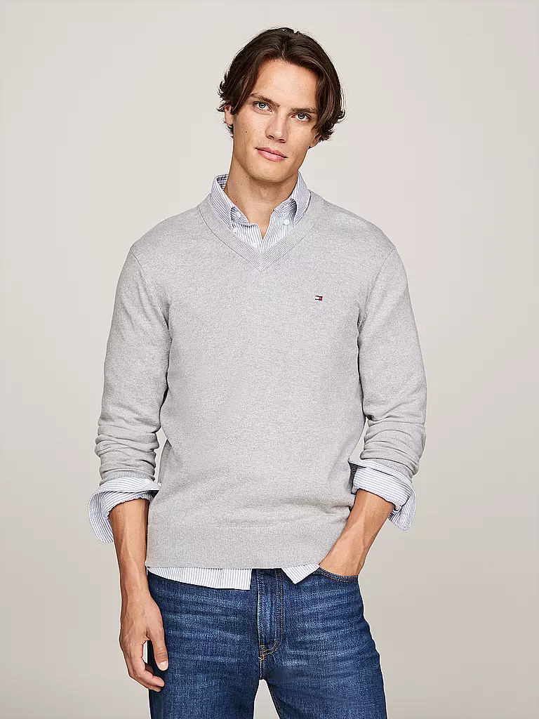 TOMMY HILFIGER | Pullover
Marke: TOMMY HILFIGER
Farbe: hellgrau
Kategorien: Mode,Herren
Tags: Kaschmir

Ärmellänge: Langarm
Ausschnitt: V-Ausschnitt
Material: Baumwolle,Feinstrick,Strick
Musterung: Unifarben
Passform (Oberbekleidung): Regular
Stil: Casual
Details: Logo | Grigio chiaro
