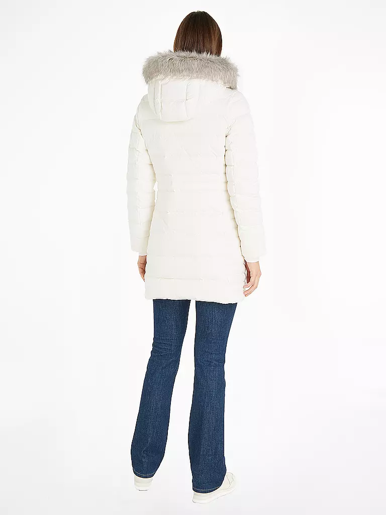 TOMMY HILFIGER | Steppmantel
Marke: TOMMY HILFIGER
Farbe: weiss
Kategorien: Mode,Damen

Ärmellänge: Langarm
Material: Polyester / Polyamid,Nylon,Daune,Kunstfell
Kragenform: Kapuze
Musterung: Unifarben
Passform (Oberbekleidung): Regular
Stil: Casual
Details: Steppung,Ein | 