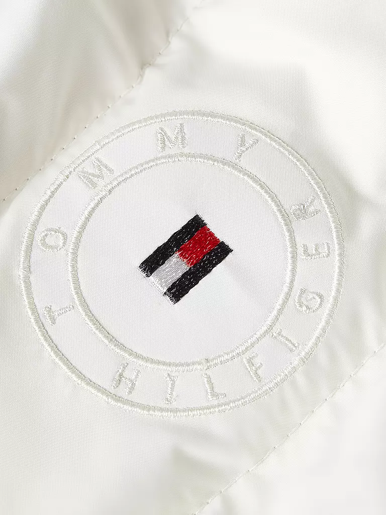 TOMMY HILFIGER | Steppmantel
Marke: TOMMY HILFIGER
Farbe: weiss
Kategorien: Mode,Damen

Ärmellänge: Langarm
Material: Polyester / Polyamid,Nylon,Daune,Kunstfell
Kragenform: Kapuze
Musterung: Unifarben
Passform (Oberbekleidung): Regular
Stil: Casual
Details: Steppung,Ein | 