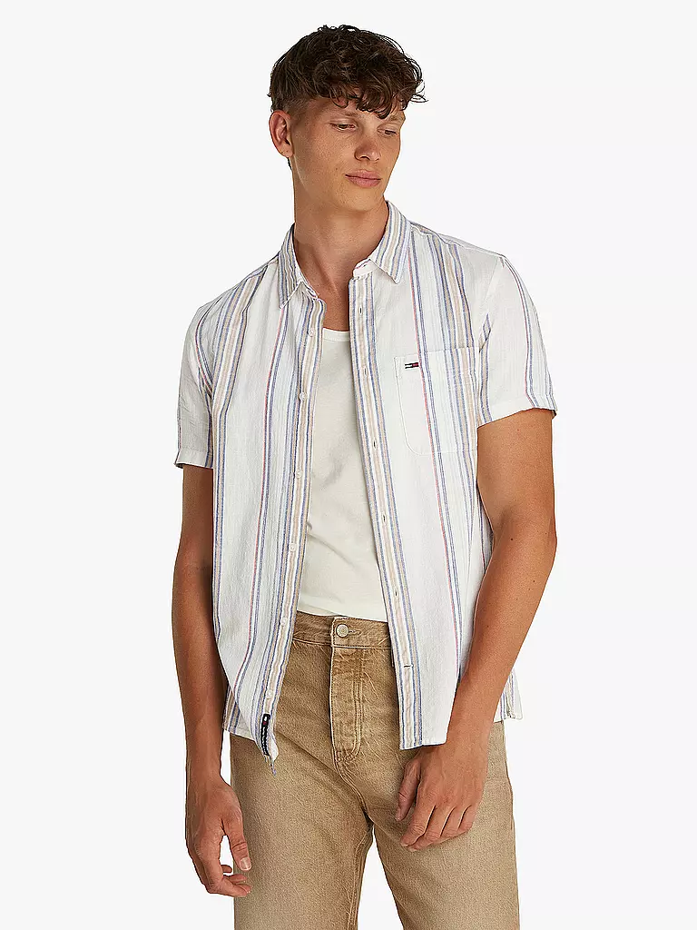 TOMMY JEANS | Camicia
Marca: TOMMY JEANS
Colore: bianco
Categorie: Moda, Uomo

Lunghezza manica: Manica corta
Materiale: Cotone
Forma colletto: Collo Kent
Motivo: A righe
Vestibilità (capispalla): Regular
Stile: Young Fashion
Dettagli: Tasche applicate, Logo | 