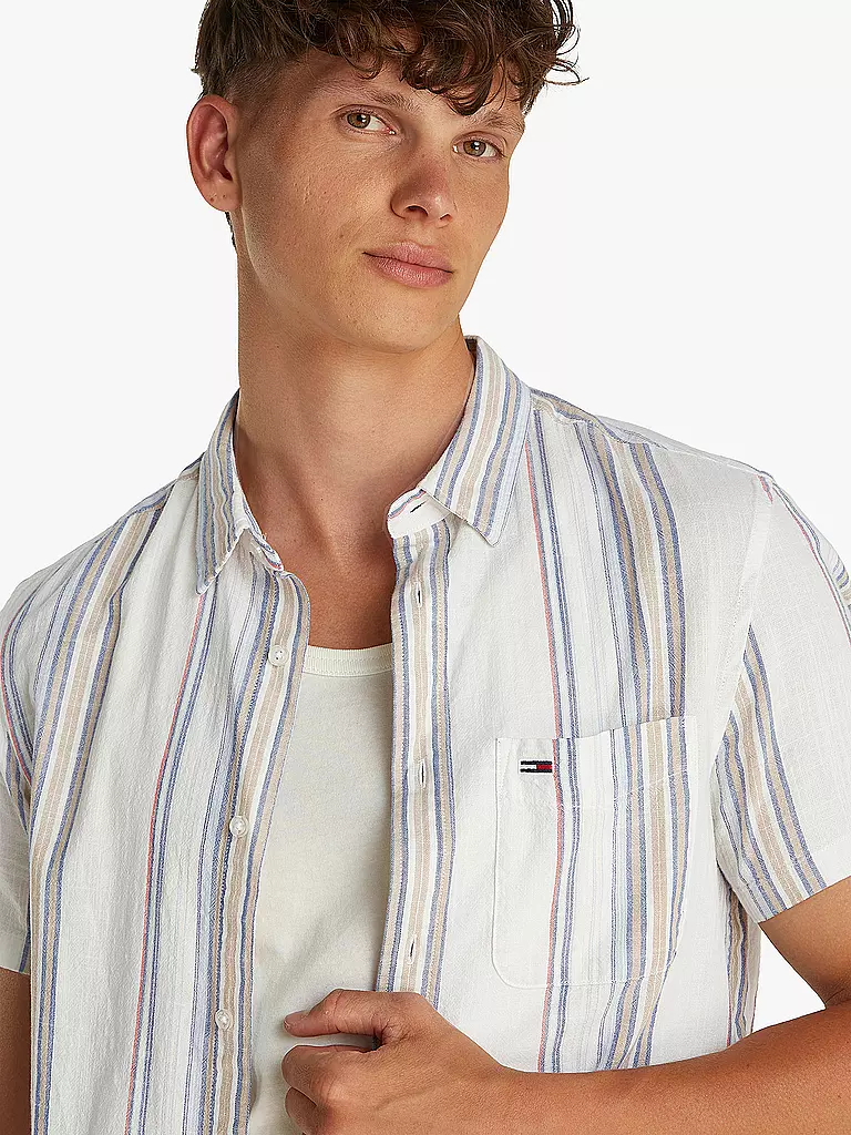 TOMMY JEANS | Camicia
Marca: TOMMY JEANS
Colore: bianco
Categorie: Moda, Uomo

Lunghezza manica: Manica corta
Materiale: Cotone
Forma colletto: Collo Kent
Motivo: A righe
Vestibilità (capispalla): Regular
Stile: Young Fashion
Dettagli: Tasche applicate, Logo | 