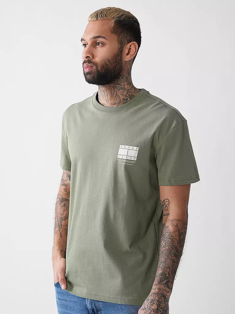 TOMMY JEANS | Prodotto: T-Shirt
Marca: TOMMY JEANS
Colore: olive
Categorie: Moda,Uomo

Lunghezza manica: Manica corta
Scollo: Girocollo
Materiale: Jersey,Cotone
Fantasia: Logo,Stampa
Vestibilità (capispalla): Regular
Stile: Young Fashion | 