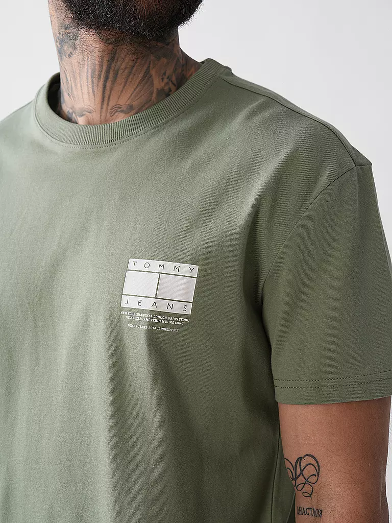 TOMMY JEANS | Prodotto: T-Shirt
Marca: TOMMY JEANS
Colore: olive
Categorie: Moda,Uomo

Lunghezza manica: Manica corta
Scollo: Girocollo
Materiale: Jersey,Cotone
Fantasia: Logo,Stampa
Vestibilità (capispalla): Regular
Stile: Young Fashion | 