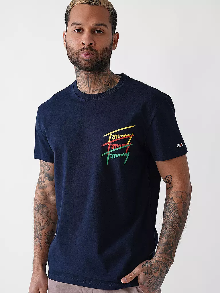 TOMMY JEANS | T-Shirt

Marke: TOMMY JEANS
Farbe: dunkelblau
Kategorien: Mode,Herren

Ärmellänge: Kurzarm
Ausschnitt: Rundhalsausschnitt
Material: Jersey,Baumwolle
Musterung: Logo,Print
Passform (Oberbekleidung): Regular
Stil: Young Fashion | 