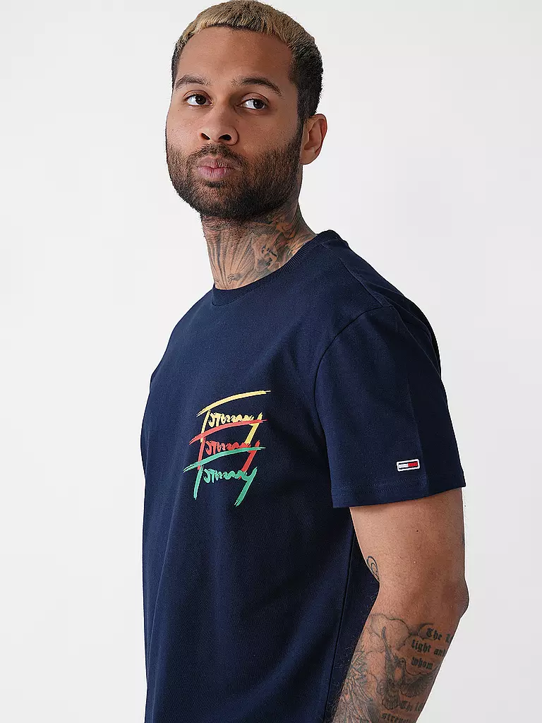 TOMMY JEANS | T-Shirt

Marke: TOMMY JEANS
Farbe: dunkelblau
Kategorien: Mode,Herren

Ärmellänge: Kurzarm
Ausschnitt: Rundhalsausschnitt
Material: Jersey,Baumwolle
Musterung: Logo,Print
Passform (Oberbekleidung): Regular
Stil: Young Fashion | 