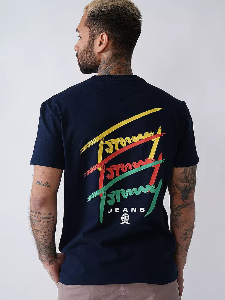 TOMMY JEANS | T-Shirt

Marke: TOMMY JEANS
Farbe: dunkelblau
Kategorien: Mode,Herren

Ärmellänge: Kurzarm
Ausschnitt: Rundhalsausschnitt
Material: Jersey,Baumwolle
Musterung: Logo,Print
Passform (Oberbekleidung): Regular
Stil: Young Fashion | 