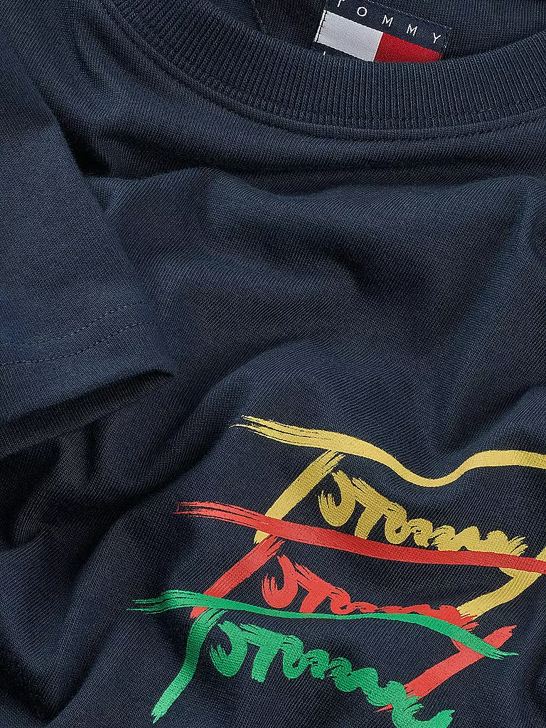 TOMMY JEANS | T-Shirt

Marke: TOMMY JEANS
Farbe: dunkelblau
Kategorien: Mode,Herren

Ärmellänge: Kurzarm
Ausschnitt: Rundhalsausschnitt
Material: Jersey,Baumwolle
Musterung: Logo,Print
Passform (Oberbekleidung): Regular
Stil: Young Fashion | 