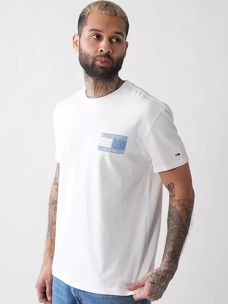 TOMMY JEANS | T-Shirt
Marca: TOMMY JEANS
Colore: bianco
Categorie: Moda, Uomo

Lunghezza manica: Manica corta
Scollo: Girocollo
Materiale: Jersey, Cotone
Motivo: Logo
Vestibilità (capo di abbigliamento): Regular
Stile: Young Fashion | 