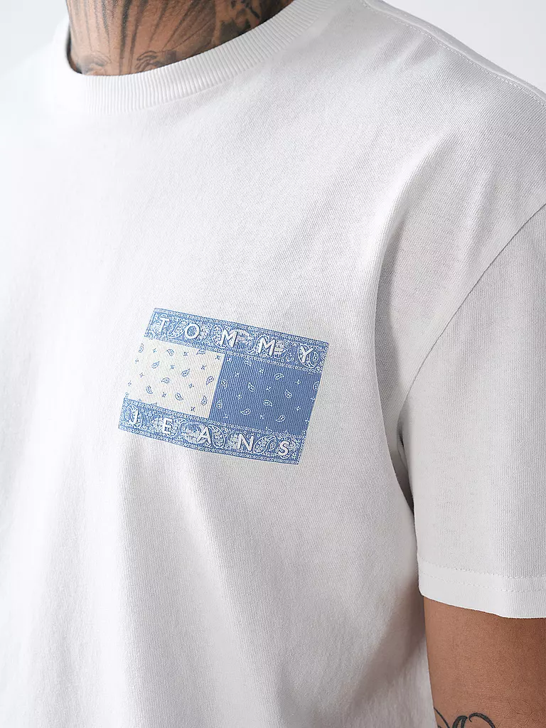 TOMMY JEANS | T-Shirt
Marca: TOMMY JEANS
Colore: bianco
Categorie: Moda, Uomo

Lunghezza manica: Manica corta
Scollo: Girocollo
Materiale: Jersey, Cotone
Motivo: Logo
Vestibilità (capo di abbigliamento): Regular
Stile: Young Fashion | 