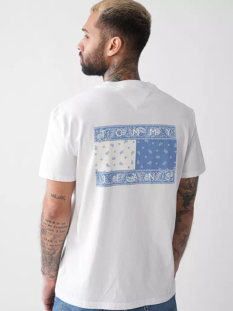 TOMMY JEANS | T-Shirt
Marca: TOMMY JEANS
Colore: bianco
Categorie: Moda, Uomo

Lunghezza manica: Manica corta
Scollo: Girocollo
Materiale: Jersey, Cotone
Motivo: Logo
Vestibilità (capo di abbigliamento): Regular
Stile: Young Fashion | 