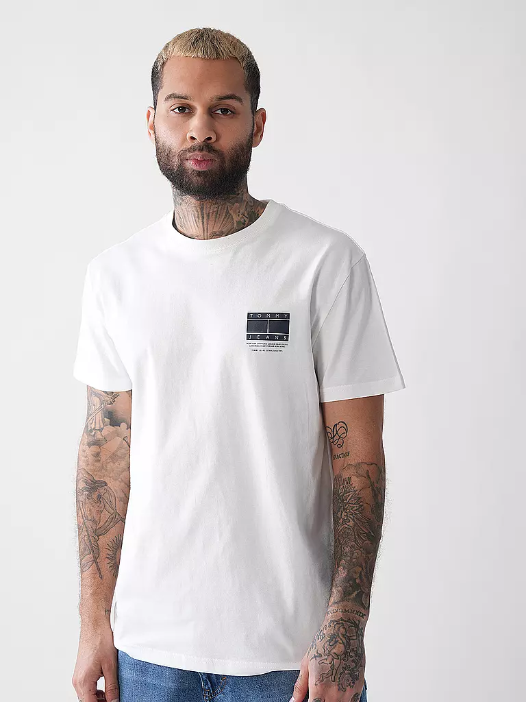 TOMMY JEANS | T-shirt
Marca: TOMMY JEANS
Colore: bianco
Categorie: Moda, Uomo

Lunghezza manica: Manica corta
Scollo: Girocollo
Materiale: Jersey, Cotone
Motivo: Logo, Stampa
Vestibilità (capo di abbigliamento): Regular
Stile: Young Fashion | Bianco
