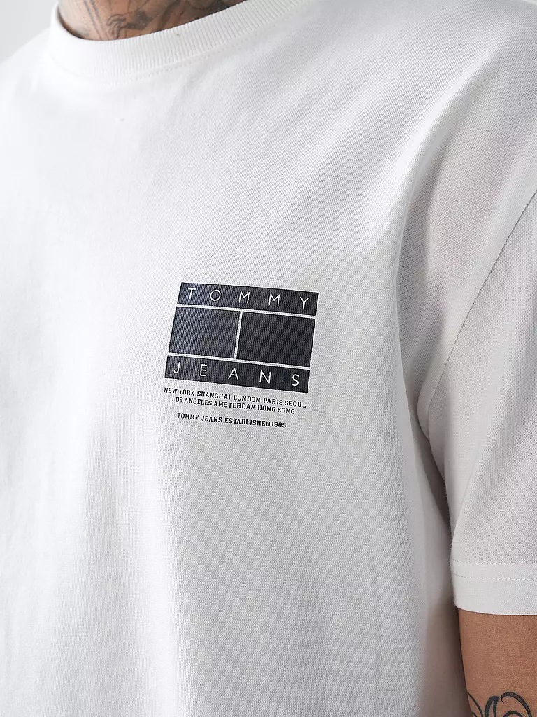 TOMMY JEANS | T-shirt
Marca: TOMMY JEANS
Colore: bianco
Categorie: Moda, Uomo

Lunghezza manica: Manica corta
Scollo: Girocollo
Materiale: Jersey, Cotone
Motivo: Logo, Stampa
Vestibilità (capo di abbigliamento): Regular
Stile: Young Fashion | Bianco