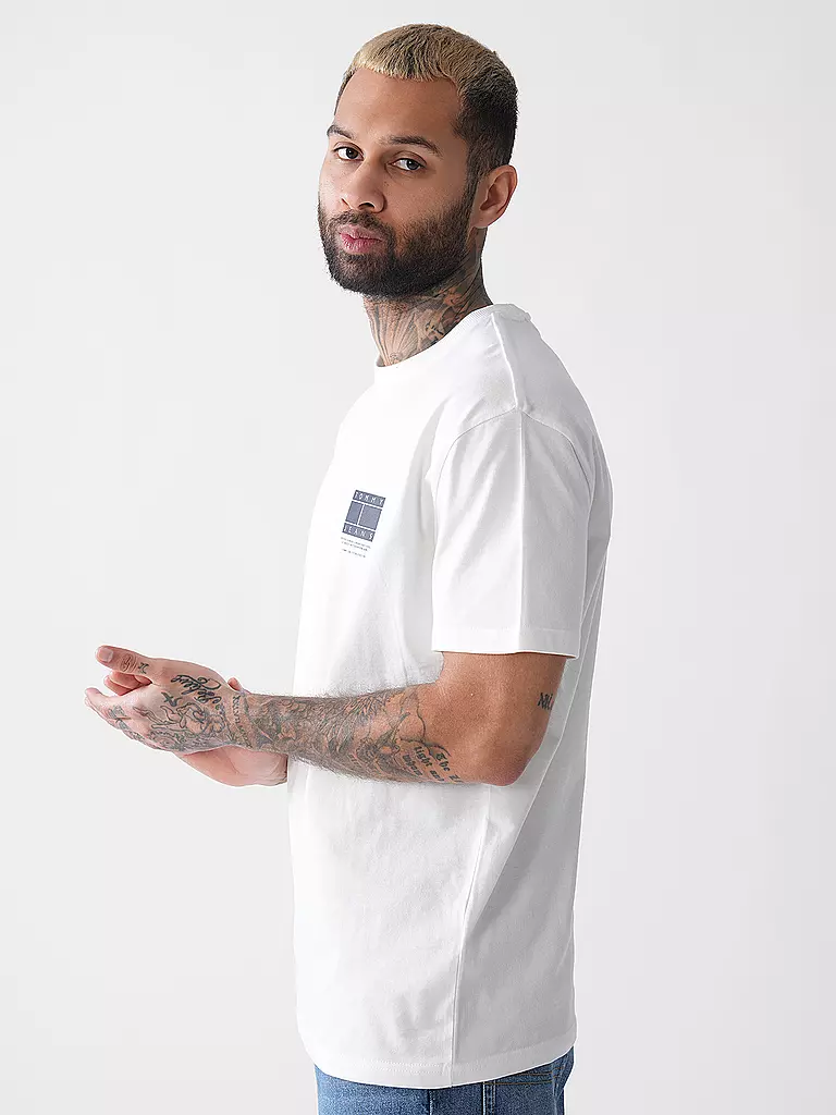 TOMMY JEANS | T-shirt
Marca: TOMMY JEANS
Colore: bianco
Categorie: Moda, Uomo

Lunghezza manica: Manica corta
Scollo: Girocollo
Materiale: Jersey, Cotone
Motivo: Logo, Stampa
Vestibilità (capo di abbigliamento): Regular
Stile: Young Fashion | Bianco
