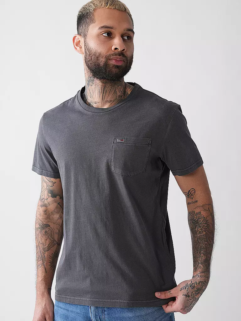 TOMMY JEANS | T-Shirt
Marca: TOMMY JEANS
Colore: grigio
Categorie: Moda,Uomo

Lunghezza manica: Manica corta
Scollo: Girocollo
Materiale: Jersey,Cotone
Fantasia: Tinta unita
Vestibilità (capispalla): Regular
Stile: Young Fashion
Dettagli: Tasche applicate | 