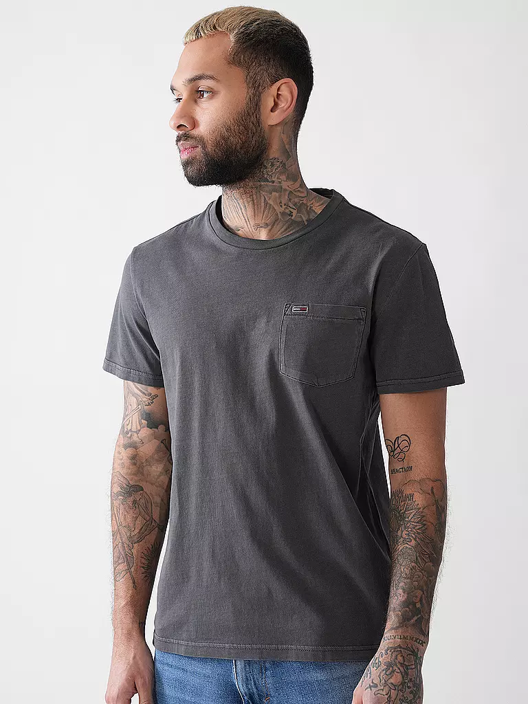 TOMMY JEANS | T-Shirt
Marca: TOMMY JEANS
Colore: grigio
Categorie: Moda,Uomo

Lunghezza manica: Manica corta
Scollo: Girocollo
Materiale: Jersey,Cotone
Fantasia: Tinta unita
Vestibilità (capispalla): Regular
Stile: Young Fashion
Dettagli: Tasche applicate | 