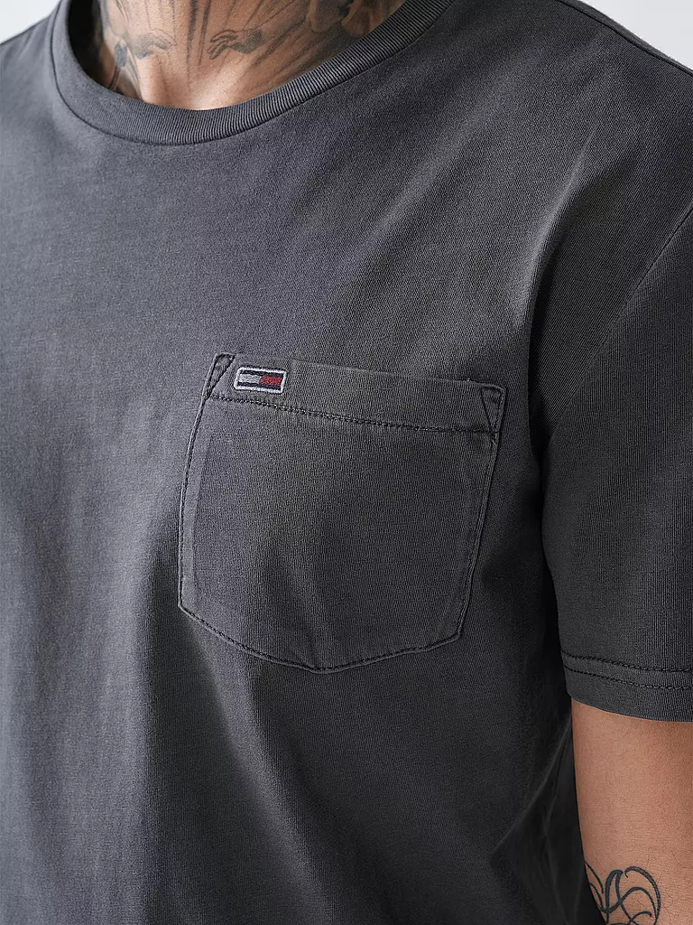 TOMMY JEANS | T-Shirt
Marca: TOMMY JEANS
Colore: grigio
Categorie: Moda,Uomo

Lunghezza manica: Manica corta
Scollo: Girocollo
Materiale: Jersey,Cotone
Fantasia: Tinta unita
Vestibilità (capispalla): Regular
Stile: Young Fashion
Dettagli: Tasche applicate | 