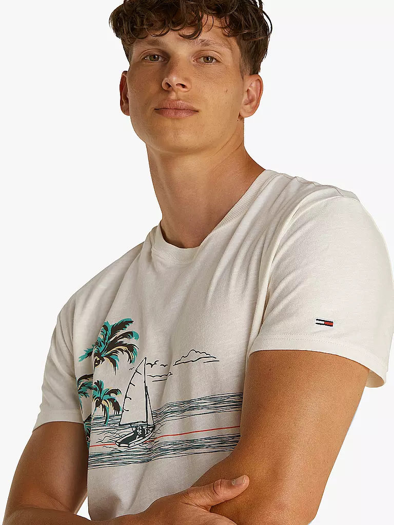 TOMMY JEANS | T-Shirt
Marca: TOMMY JEANS
Colore: weiss
Categorie: Moda, Uomo

Lunghezza manica: Manica corta
Scollo: Girocollo
Materiale: Jersey, Cotone
Motivo: Stampa
Vestibilità (capo superiore): Regular
Stile: Young Fashion
Dettagli: Logo | 
