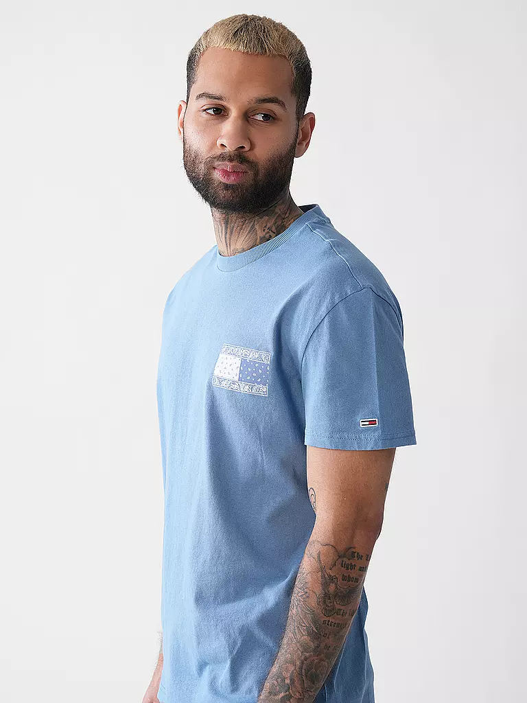 TOMMY JEANS | T-shirt
Marke: TOMMY JEANS
Farbe: hellblau
Kategorien: Moda, Uomo

Lunghezza manica: Manica corta
Scollo: Girocollo
Materiale: Jersey, Cotone
Motivo: Logo
Vestibilità (capispalla): Regular
Stile: Young Fashion | 