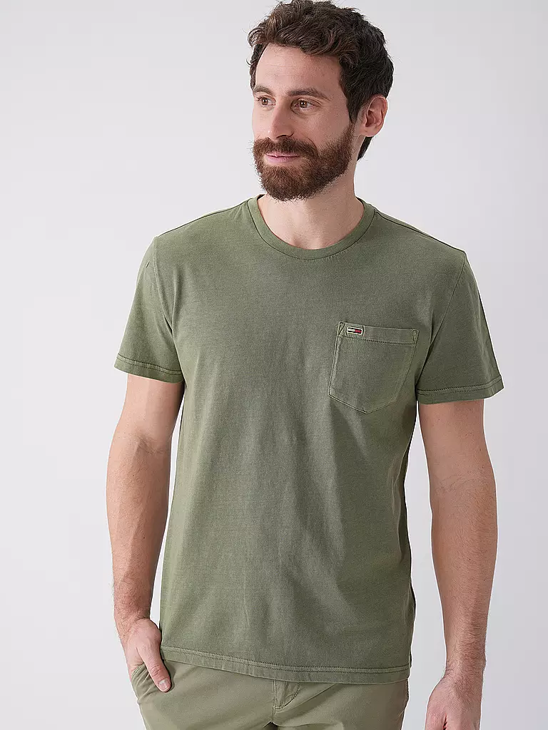 TOMMY JEANS | T-Shirt
Marke: TOMMY JEANS
Farbe: olive
Kategorien: Moda, Uomo

Lunghezza manica: Manica corta
Scollo: Girocollo
Materiale: Jersey, Cotone
Motivo: Tinta unita
Vestibilità (capo superiore): Regular
Stile: Young Fashion
Dettagli: Logo | 