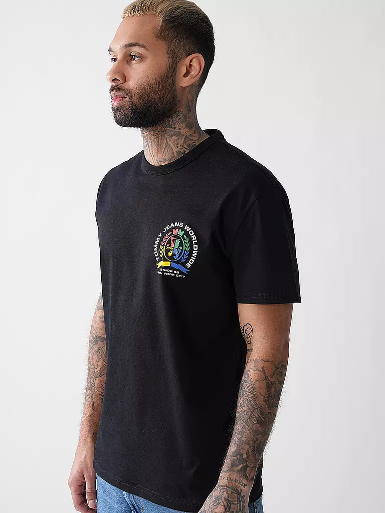 TOMMY JEANS | T-Shirt
Marke: TOMMY JEANS
Farbe: schwarz
Kategorien: Mode,Herren

Ärmellänge: Kurzarm
Ausschnitt: Rundhalsausschnitt
Material: Jersey,Baumwolle
Musterung: Logo,Print
Passform (Oberbekleidung): Regular
Stil: Young Fashion | 