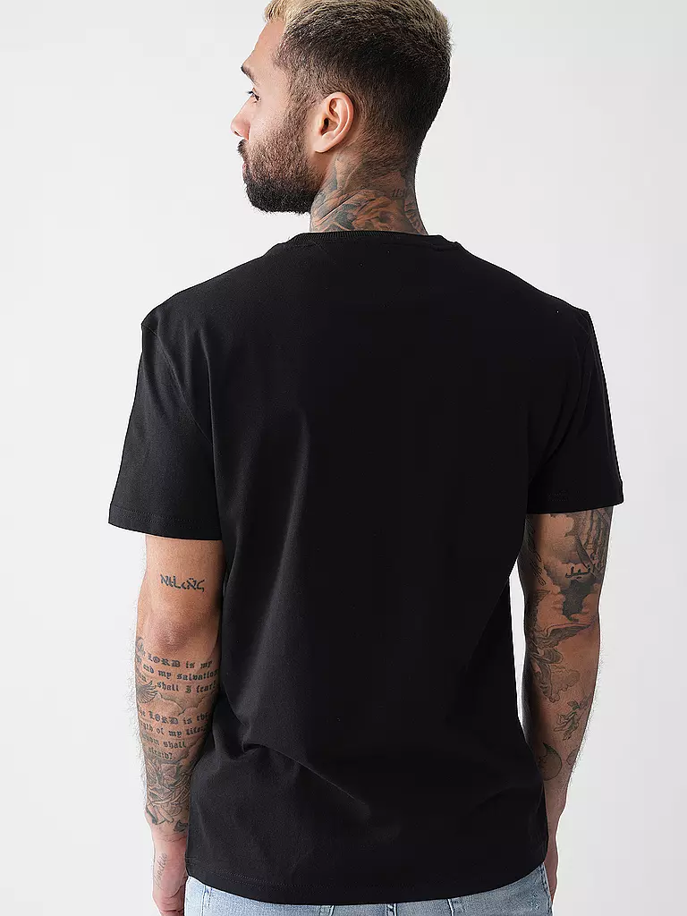 TOMMY JEANS | T-Shirt
Marke: TOMMY JEANS
Farbe: schwarz
Kategorien: Mode,Herren

Ärmellänge: Kurzarm
Ausschnitt: Rundhalsausschnitt
Material: Jersey,Baumwolle
Musterung: Logo,Print
Passform (Oberbekleidung): Regular
Stil: Young Fashion | 