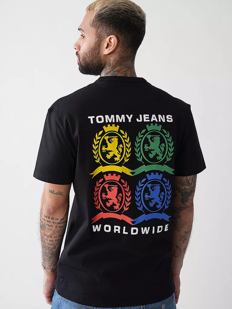 TOMMY JEANS | T-Shirt
Marke: TOMMY JEANS
Farbe: schwarz
Kategorien: Mode,Herren

Ärmellänge: Kurzarm
Ausschnitt: Rundhalsausschnitt
Material: Jersey,Baumwolle
Musterung: Logo,Print
Passform (Oberbekleidung): Regular
Stil: Young Fashion | 