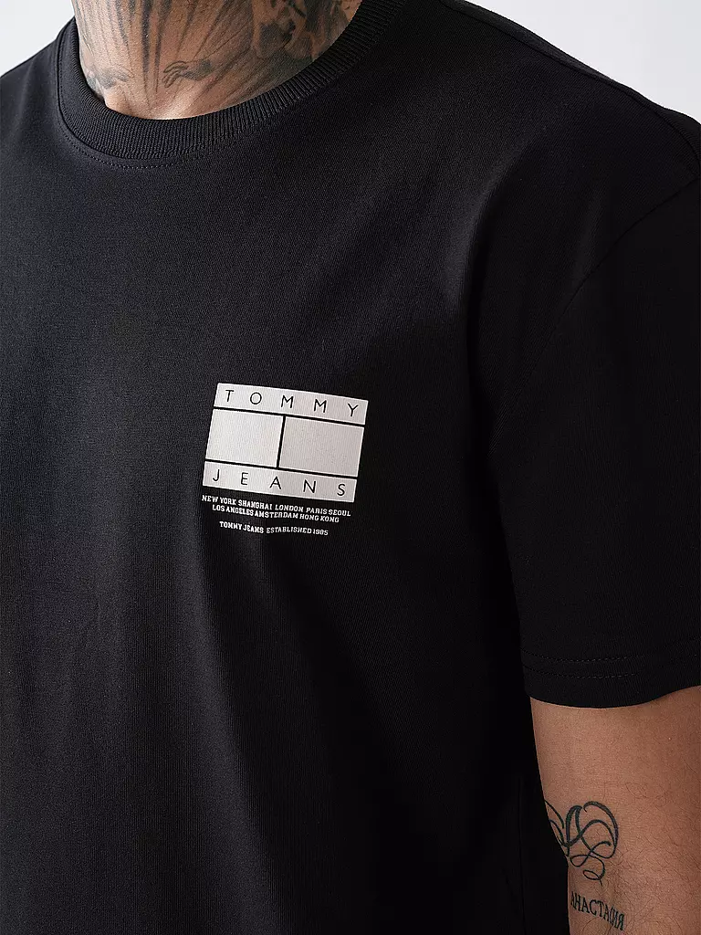 TOMMY JEANS | T-Shirt
Marke: TOMMY JEANS
Farbe: schwarz
Kategorien: Mode,Herren

Ärmellänge: Kurzarm
Ausschnitt: Rundhalsausschnitt
Material: Jersey,Baumwolle
Musterung: Logo,Print
Passform (Oberbekleidung): Regular
Stil: Young Fashion | 