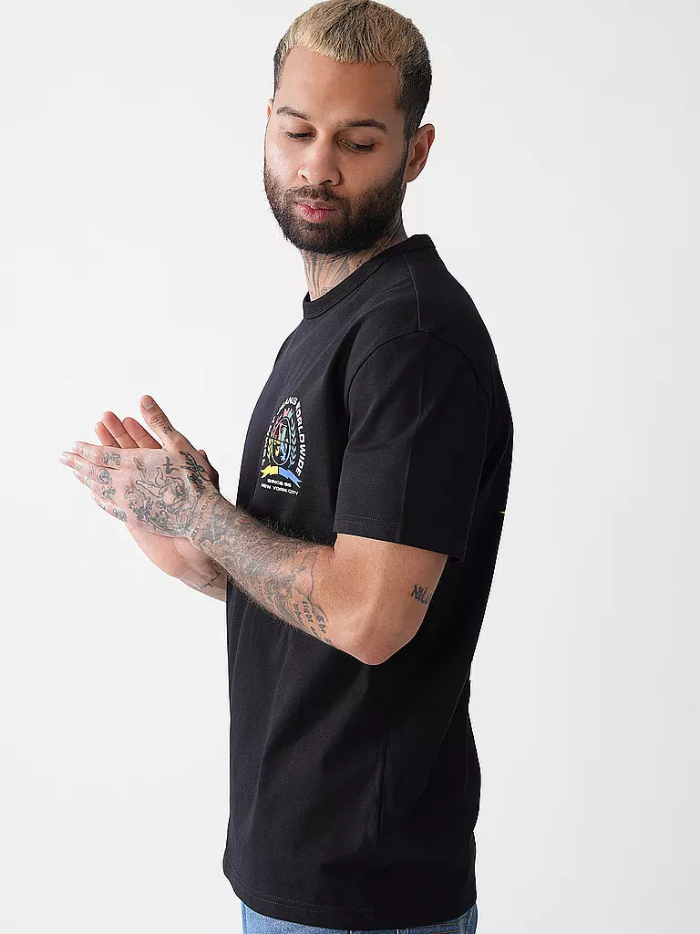 TOMMY JEANS | T-Shirt
Marke: TOMMY JEANS
Farbe: schwarz
Kategorien: Mode,Herren

Ärmellänge: Kurzarm
Ausschnitt: Rundhalsausschnitt
Material: Jersey,Baumwolle
Musterung: Logo,Print
Passform (Oberbekleidung): Regular
Stil: Young Fashion | 