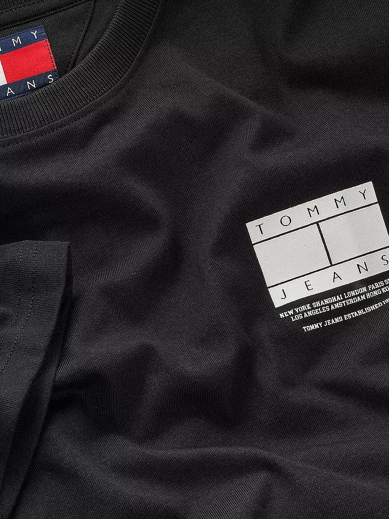 TOMMY JEANS | T-Shirt
Marke: TOMMY JEANS
Farbe: schwarz
Kategorien: Mode,Herren

Ärmellänge: Kurzarm
Ausschnitt: Rundhalsausschnitt
Material: Jersey,Baumwolle
Musterung: Logo,Print
Passform (Oberbekleidung): Regular
Stil: Young Fashion | 