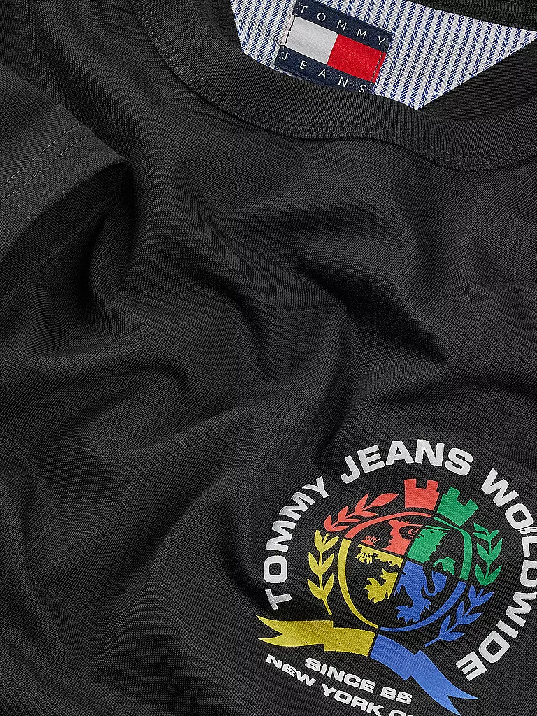 TOMMY JEANS | T-Shirt
Marke: TOMMY JEANS
Farbe: schwarz
Kategorien: Mode,Herren

Ärmellänge: Kurzarm
Ausschnitt: Rundhalsausschnitt
Material: Jersey,Baumwolle
Musterung: Logo,Print
Passform (Oberbekleidung): Regular
Stil: Young Fashion | 