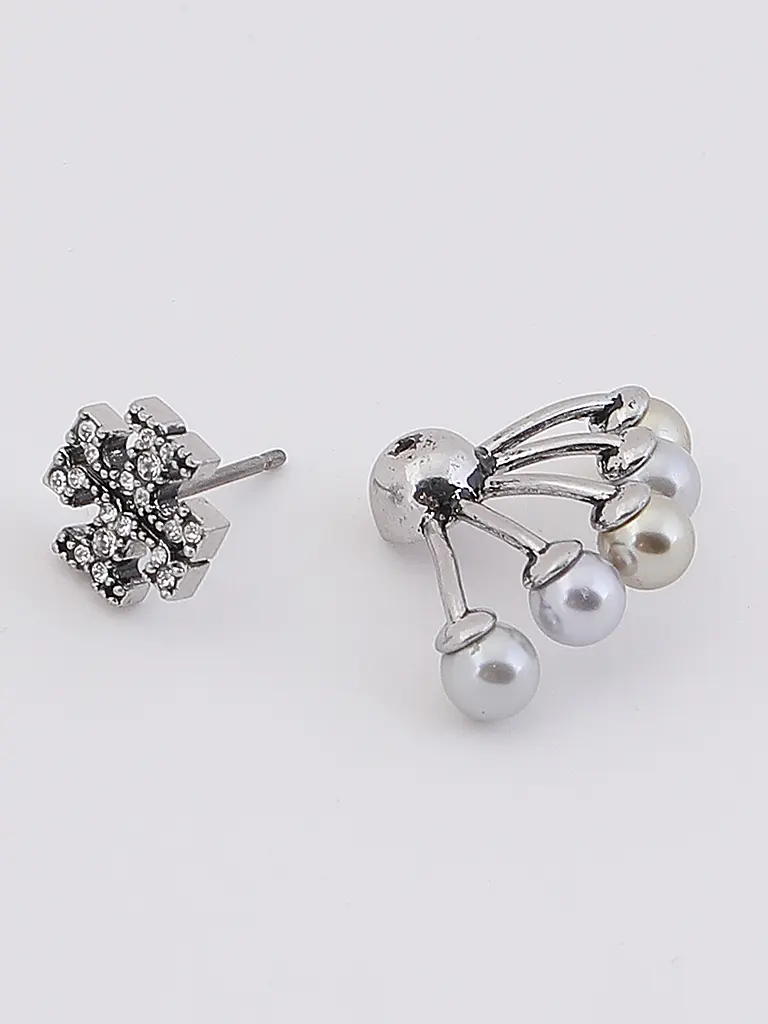 TORY BURCH | Nome prodotto: Orecchini KIRA
Marca: TORY BURCH
Colore: argento
Categorie: Moda,Donna

Materiale: Metallo,Vetro
Stile: Glamour | 