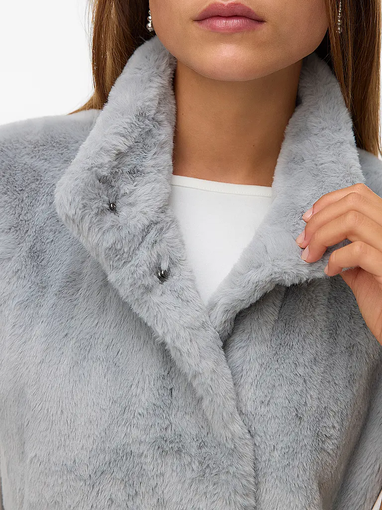 VERO MODA | Nome prodotto: Gilet in pelliccia sintetica VMSONJAPOPPY
Marca: VERO MODA
Colore: grigio
Categorie: Moda, Donna

Lunghezza manica: Senza maniche
Materiale: Pelliccia sintetica, Poliestere / Poliammide
Tipo di colletto: Collo alto
Motivo: Tinta unita
Vesti | 