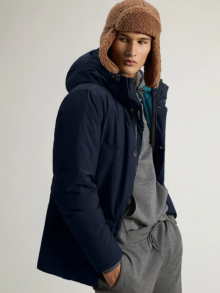 WOOLRICH | Daunenparka CLOUD ARCTIC
Marke: WOOLRICH
Farbe: blau
Kategorien: Moda, Uomo
Ärmellänge: Manica lunga
Materiale: Poliestere / Poliammide, Piumino
Forma del colletto: Cappuccio
Motivo: Tinta unita
Vestibilità (capispalla): Regular
Stile: Pure, Trend
Det |