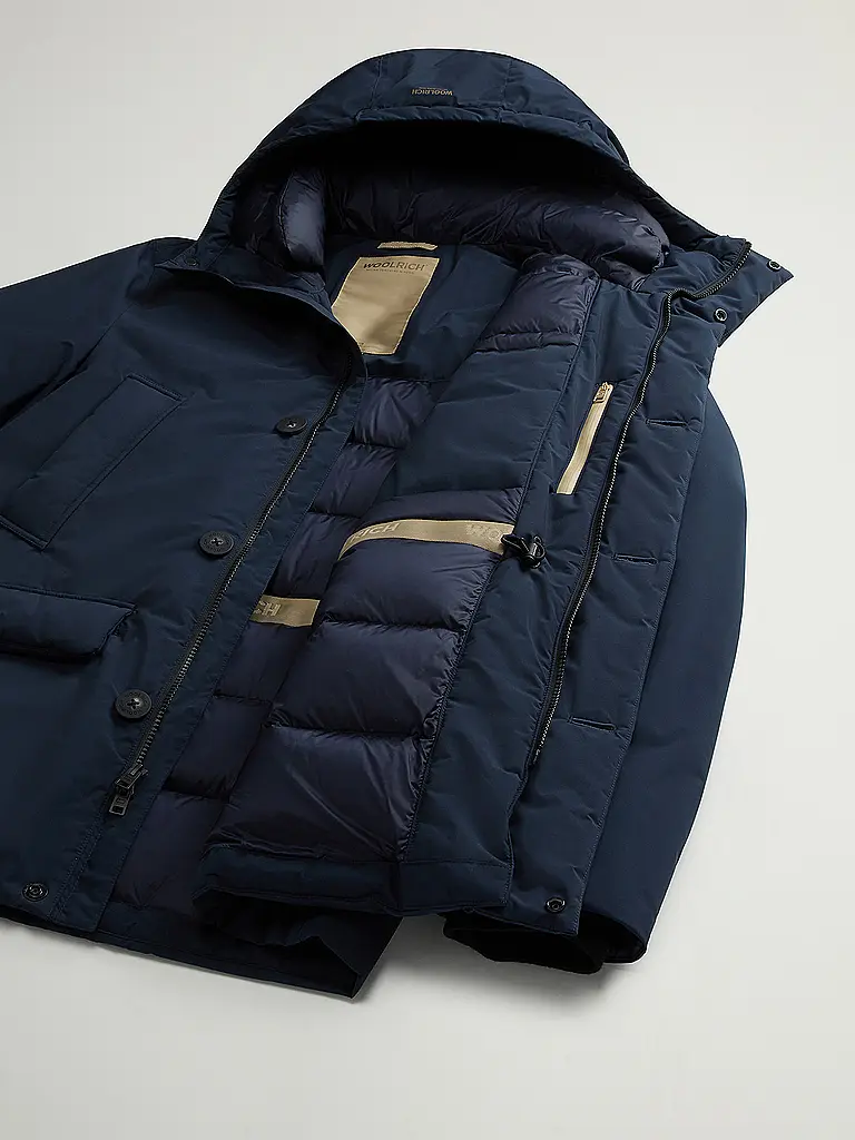 WOOLRICH | Daunenparka CLOUD ARCTIC
Marke: WOOLRICH
Farbe: blau
Kategorien: Moda, Uomo
Ärmellänge: Manica lunga
Materiale: Poliestere / Poliammide, Piumino
Forma del colletto: Cappuccio
Motivo: Tinta unita
Vestibilità (capispalla): Regular
Stile: Pure, Trend
Det |