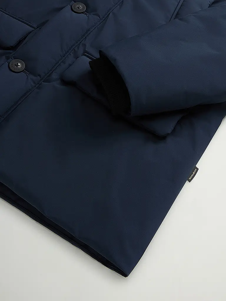 WOOLRICH | Daunenparka CLOUD ARCTIC
Marke: WOOLRICH
Farbe: blau
Kategorien: Moda, Uomo
Ärmellänge: Manica lunga
Materiale: Poliestere / Poliammide, Piumino
Forma del colletto: Cappuccio
Motivo: Tinta unita
Vestibilità (capispalla): Regular
Stile: Pure, Trend
Det |